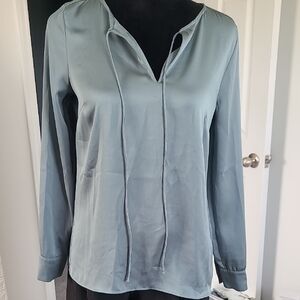 🌻 4 For $20 🌻Chic Blue Blouse with Elegant Design